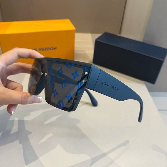 πLouis Vuitton Sunglasses - Picture 6 of 9
